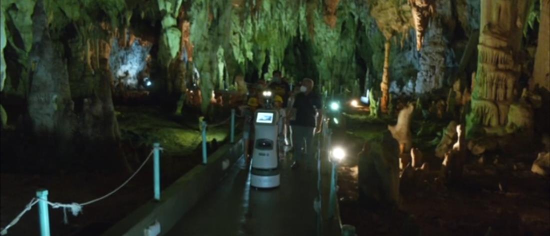 Σπήλαιο Αλιστράτης: Το ρομπότ “Περσεφόνη” ξεναγεί τους επισκέπτες (βίντεο)