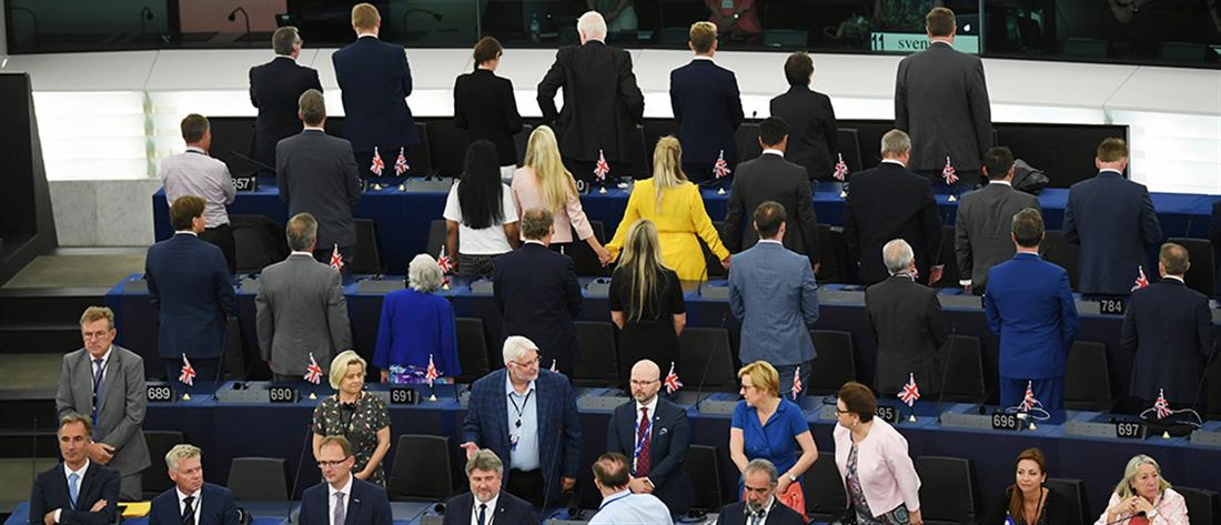 Tην πλάτη τους στον ευρωπαϊκό ύμνο γύρισαν οι “ευρωβουλευτές” του Brexit (βίντεο)   