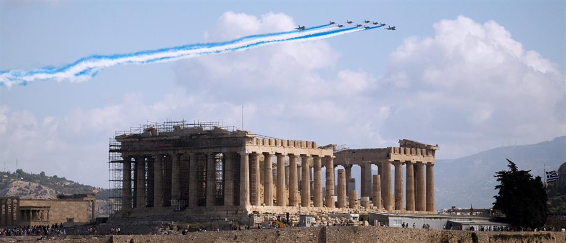 Μαχητικά Rafale σχημάτισαν την ελληνική σημαία πάνω από την Ακρόπολη (εικόνες)