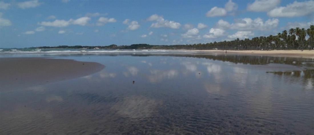 Μαύρισαν οι διασημότερες παραλίες της Βραζιλίας (βίντεο)