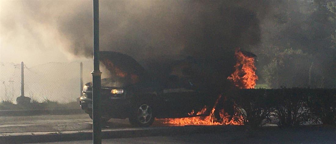 Αυτοκίνητο τυλίχθηκε στις φλόγες εν κινήσει (βίντεο)