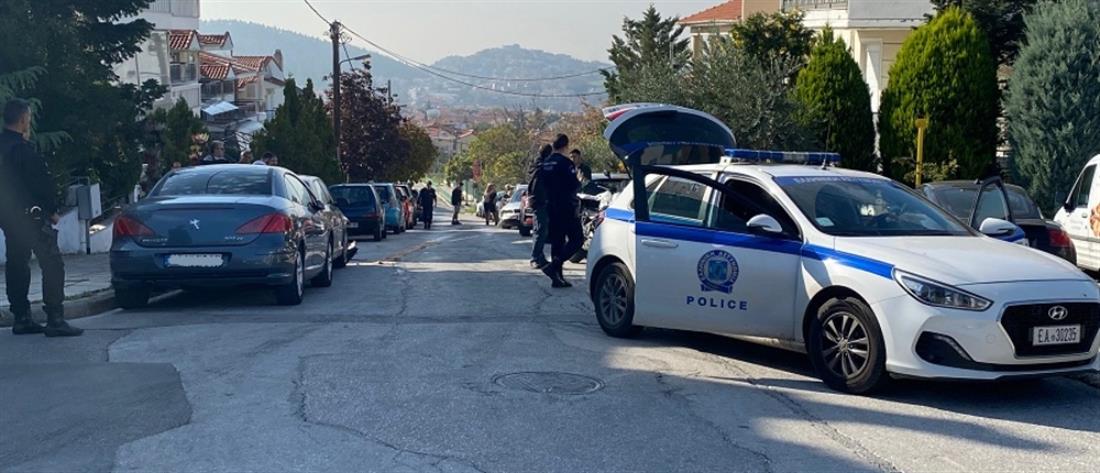Θεσσαλονίκη - Καταδίωξη: διακινητής μεταναστών “μπούκαρε” με κλεμμένο αυτοκίνητο σε αυλή