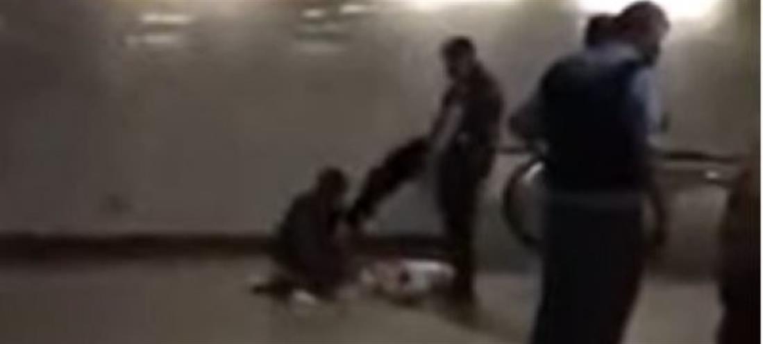 Αστυνομικός κλωτσά άνδρα με γύψο και πατερίτσες (βίντεο)