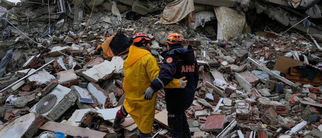 Σεισμός στην Τουρκία: Η διάσωση της ηλικιωμένης που έμεινε για 130 ώρες στα συντρίμμια (εικόνες)