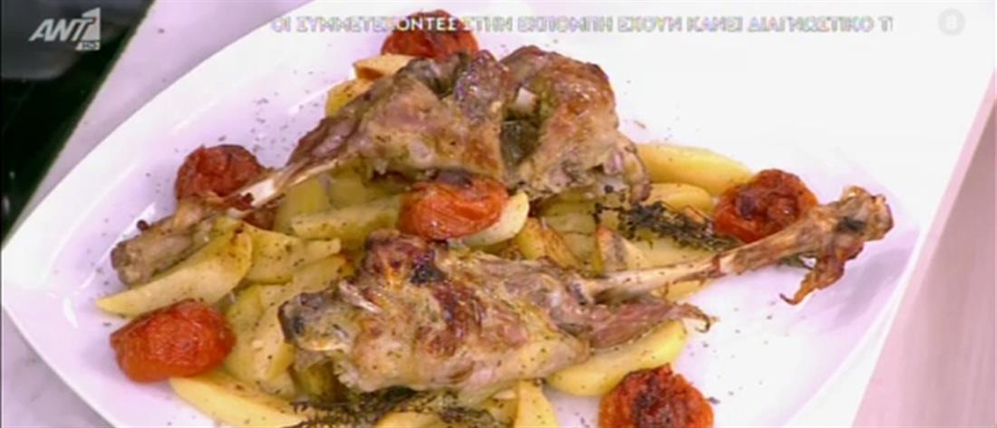 Συνταγή για αρνίσιο μπούτι με μελωμένες πατάτες από τον Πέτρο Συρίγο