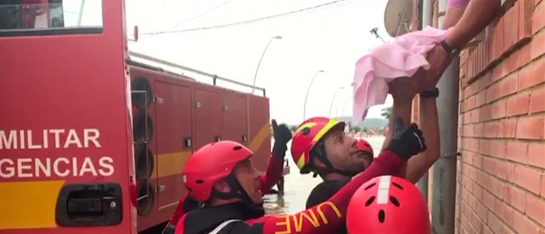Ισπανία: δραματική διάσωση μωρού από πλημμυρισμένο σπίτι (βίντεο)