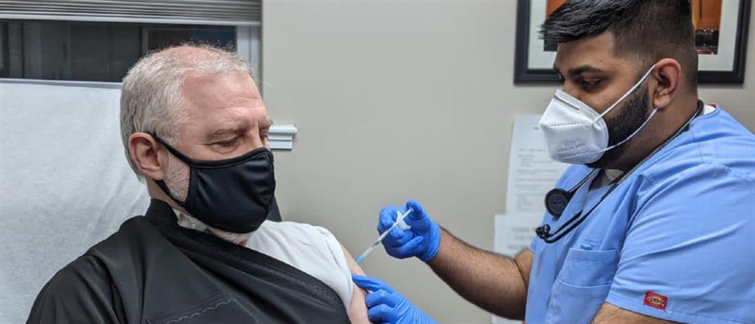 Κορονοϊός: Εμβολιάστηκε ο Αρχιεπίσκοπος Αμερικής Ελπιδοφόρος
