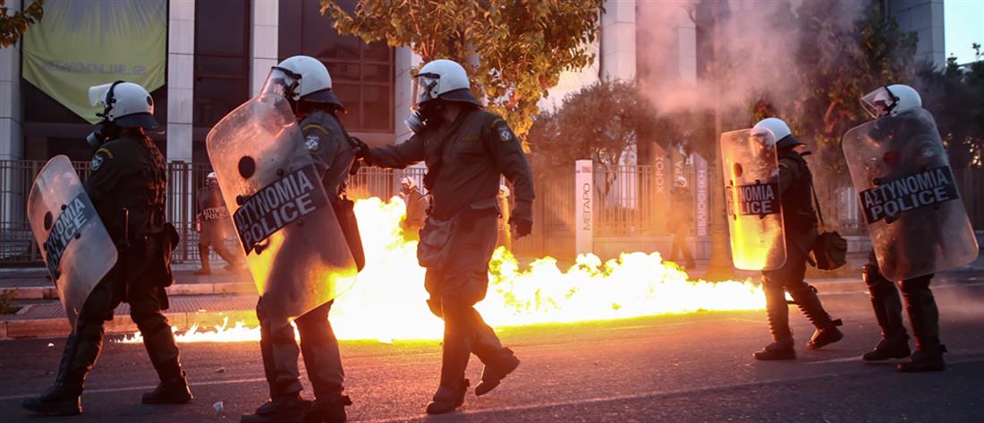 Επεισόδια, μολότοφ και συλλήψεις στο κέντρο της Αθήνας (εικόνες)