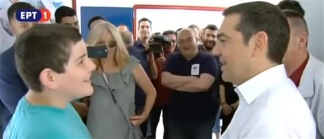 Viral: Ο απολαυστικός διάλογος του Τσίπρα με μαθητή έξω από το εκλογικό τμήμα (βίντεο)