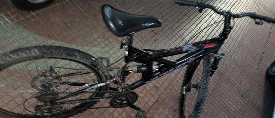 Συνελήφθη την ώρα που χτυπούσε γυναίκα για να της κλέψει το ποδήλατο (εικόνες)