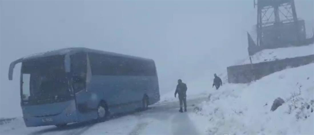 Λεωφορείο με μαθητές εγκλωβίστηκε στα χιόνια (βίντεο)