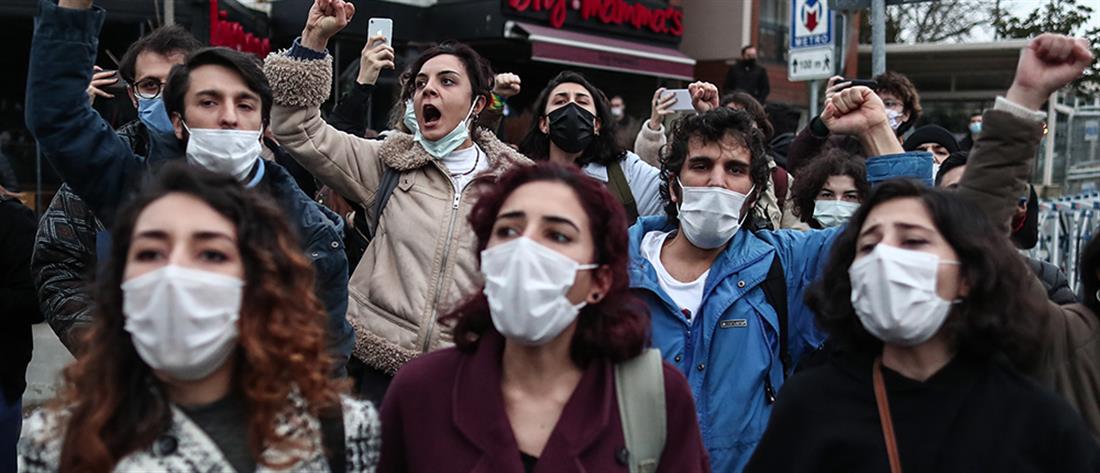 Τουρκία: χειροπέδες σε φοιτητές στην Κωνσταντινούπολη