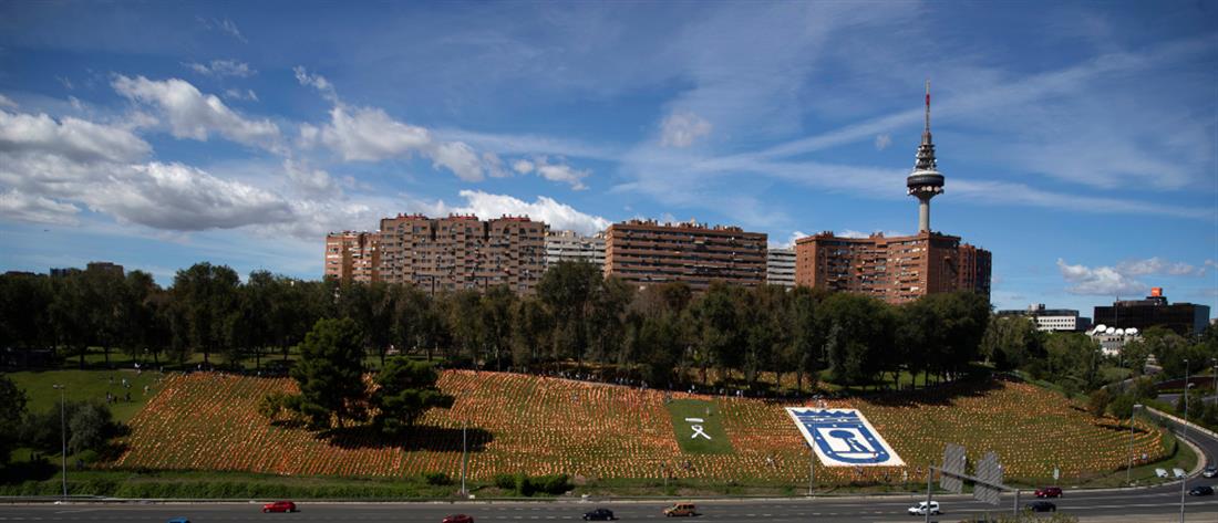 Κορονοϊός – Ισπανία: Τίμησαν τα θύματα με πάνω από 50000 σημαίες (εικόνες)