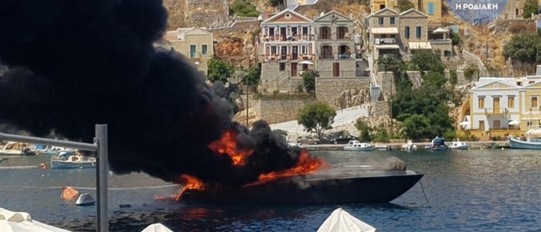 Ταχύπλοο παραδόθηκε στις φλόγες μέσα στο λιμάνι της Σύμης (εικόνες)