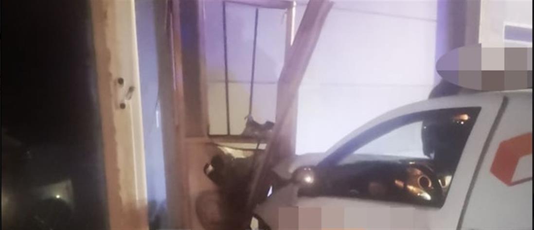 Χαλκίδα: Αυτοκίνητο “μπούκαρε” σε κατάστημα μετά από τροχαίο (εικόνες)
