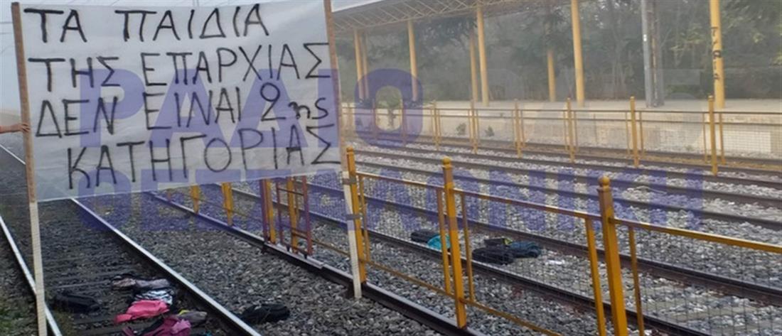 Κατάληψη στη σιδηροδρομική γραμμή Αθήνας – Θεσσαλονίκης (εικόνες)