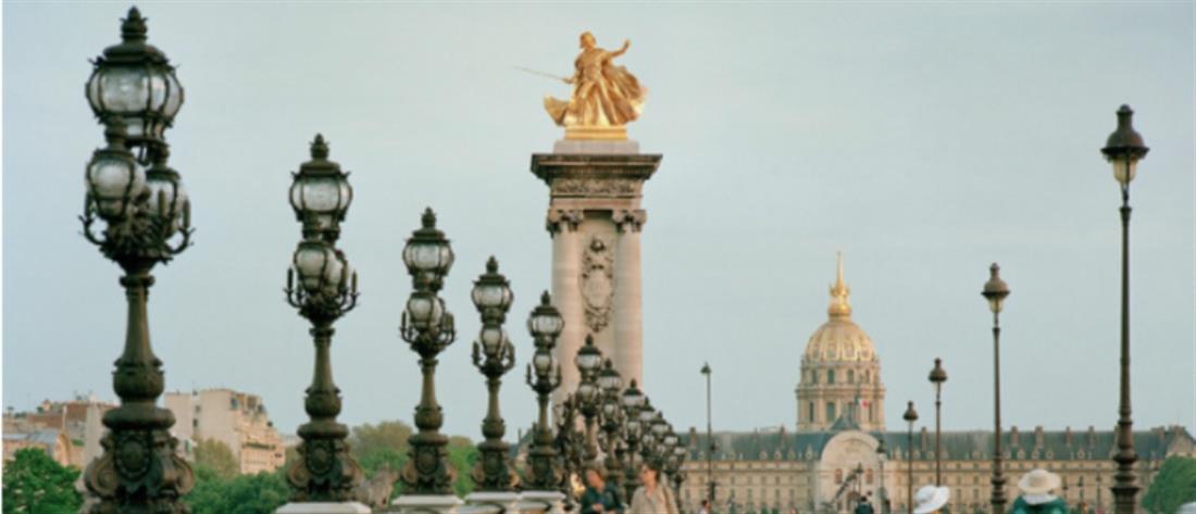 “Ήρωες” μυθοπλασίας σε... μνημεία του Παρισιού (εικόνες)
