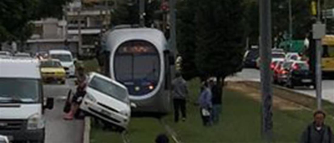 Νέα Σμύρνη: Αυτοκίνητο καβάλησε το τοιχίο και έπεσε στο τραμ (εικόνες)