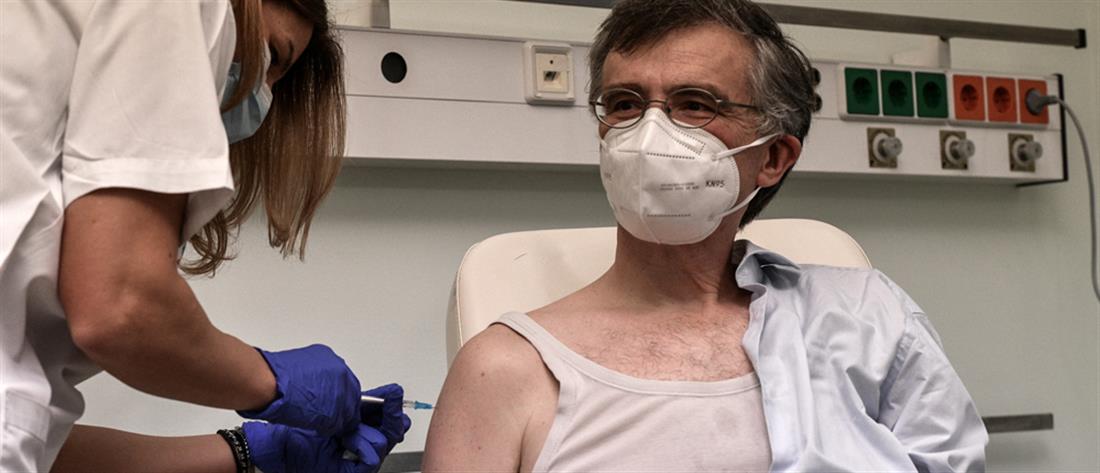 Εμβολιάστηκε ο Σωτήρης Τσιόδρας: “Η στιγμή που περιμέναμε, επιτέλους ήρθε!”