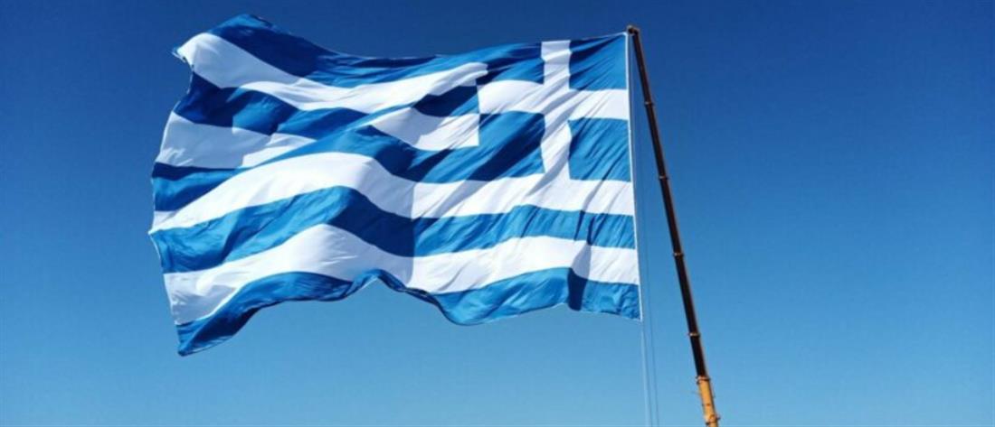 28η Οκτωβρίου - Σαντορίνη: υψώθηκε ξανά η μεγαλύτερη ελληνική σημαία (βίντεο)