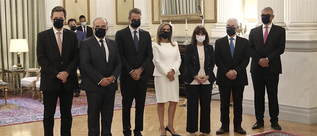 Με μάσκες η ορκωμοσία των νέων μελών της κυβέρνησης (εικόνες)