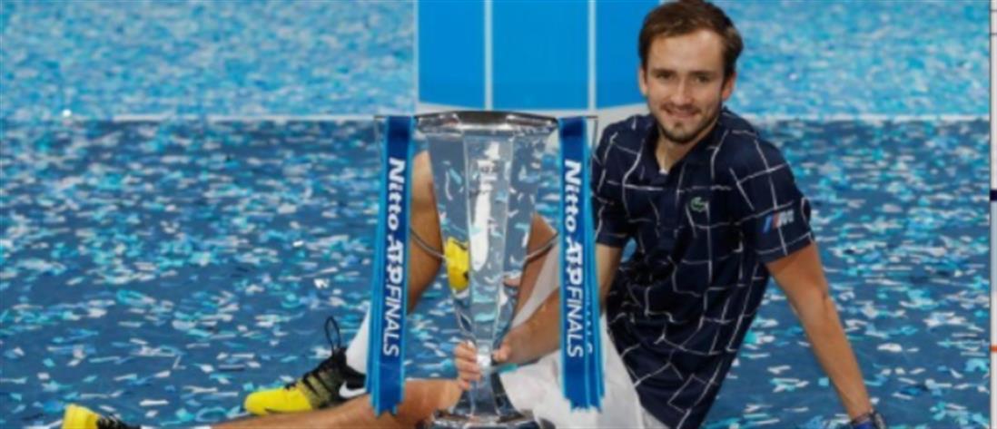 ATP Finals: Η κούπα στον Μεντβέντεφ