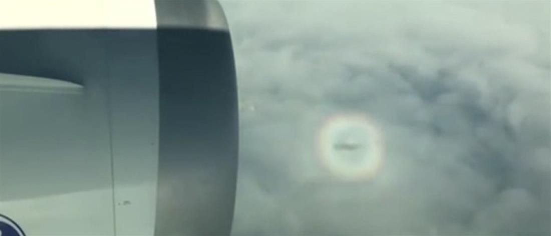 Βίντεο: Το αεροπλάνο που “πετά μέσα σε ουράνιο τόξο”