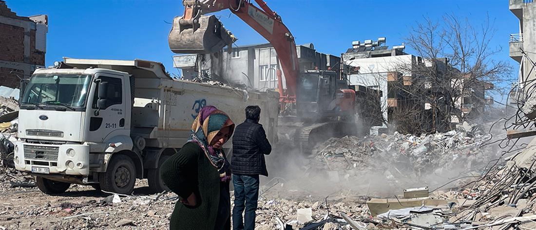 Σεισμός στην Τουρκία: ψάχνουν για σορούς για να προσφέρουν αξιοπρεπή ταφή