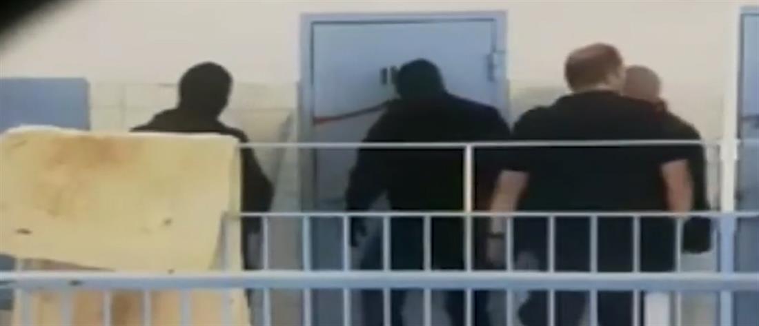 Κρατούμενοι βιντεοσκοπούν έφοδο αστυνομικών στις φυλακές Κορυδαλλού (βίντεο)