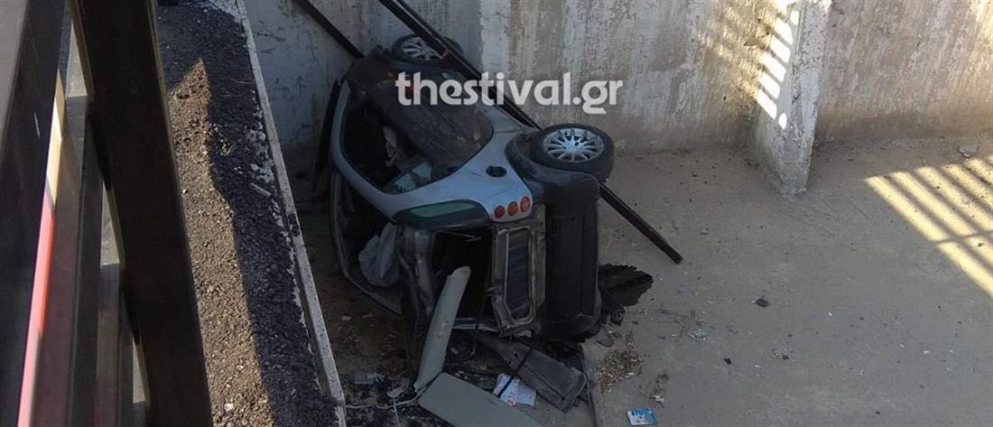 Καταδίωξη στη Θεσσαλονίκη: Αυτοκίνητο “προσγειώθηκε” σε πάρκινγκ (εικόνες)