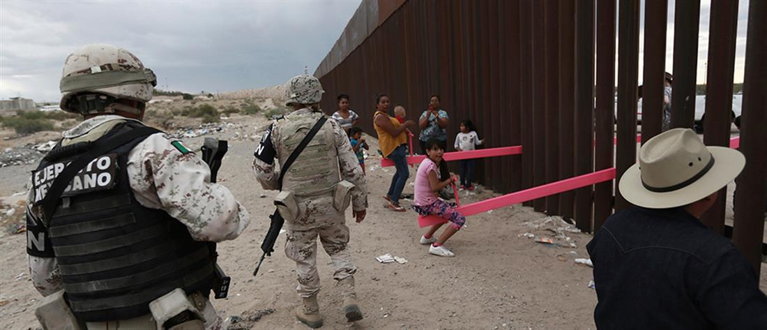 Με ροζ τραμπάλες το μήνυμα από τα σύνορα ΗΠΑ – Μεξικό στον Τραμπ (εικόνες)