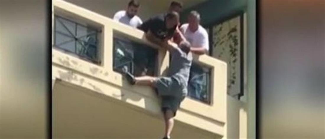 Λοχίας έσωσε άντρα που κρεμόταν από μπαλκόνι (βίντεο)