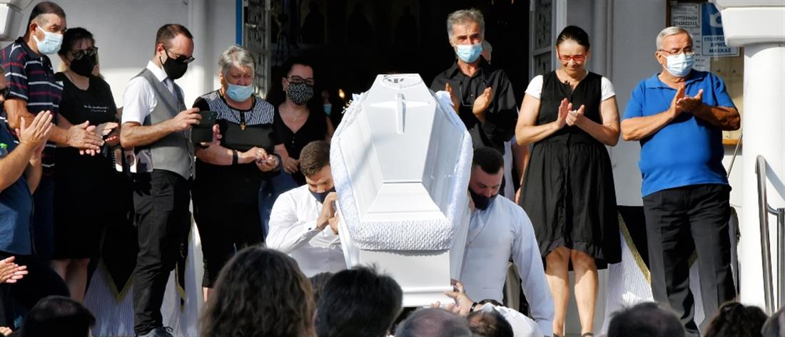 Δολοφονία στην Φολέγανδρο: Θρήνος στην κηδεία της Γαρυφαλλιάς (εικόνες)