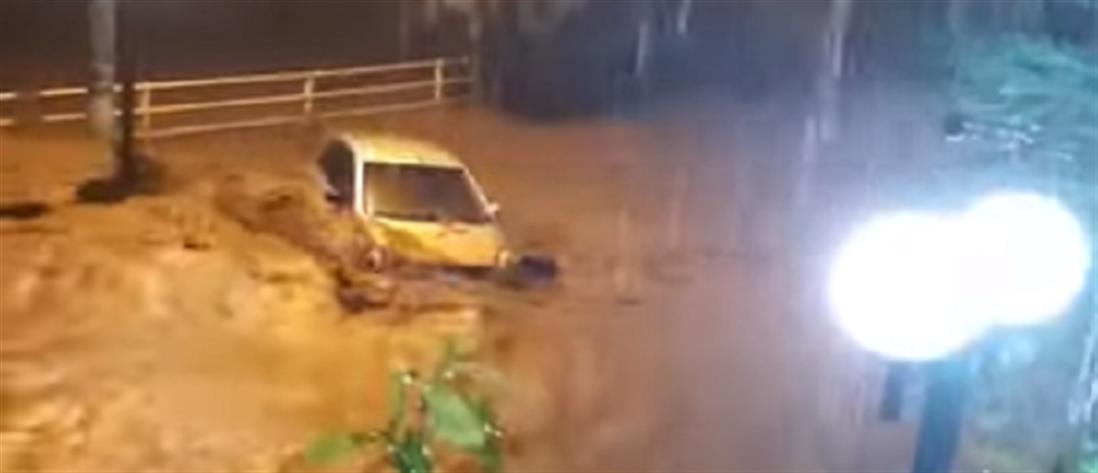 Εύβοια: βίντεο σοκ από χείμαρρο που “καταπίνει” αυτοκίνητο