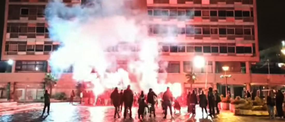 Θεσσαλονίκη – ΑΠΘ: με πυρσούς και πυροτεχνήματα έληξε η κατάληψη