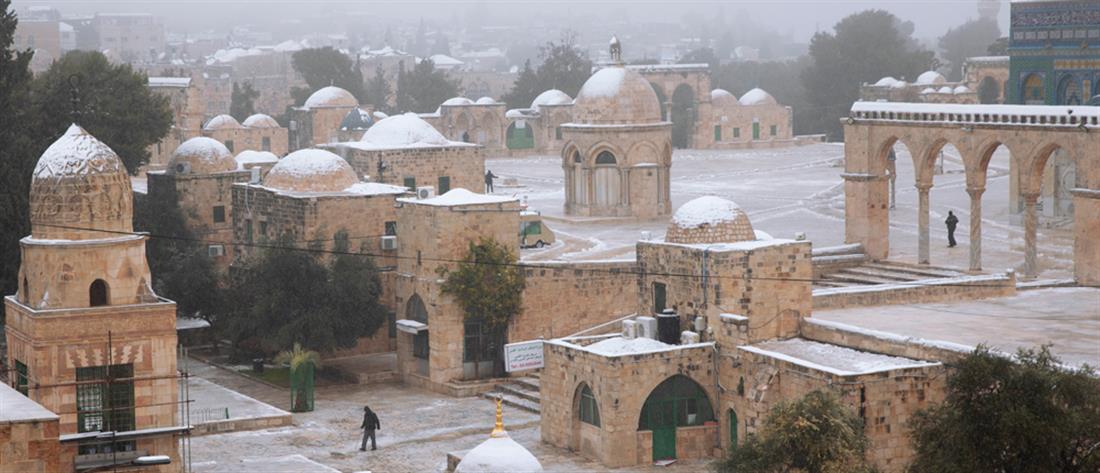 Σπάνιες εικόνες με χιόνι στη Μέση Ανατολή