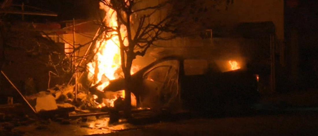 Αυτοκίνητο “καρφώθηκε” σε σπίτι και τυλίχτηκε στις φλόγες (βίντεο)