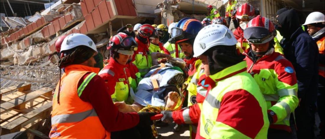 Σεισμός στην Τουρκία: Γυναίκα ανασύρθηκε ζωντανή μετά από 104 ώρες (εικόνες)