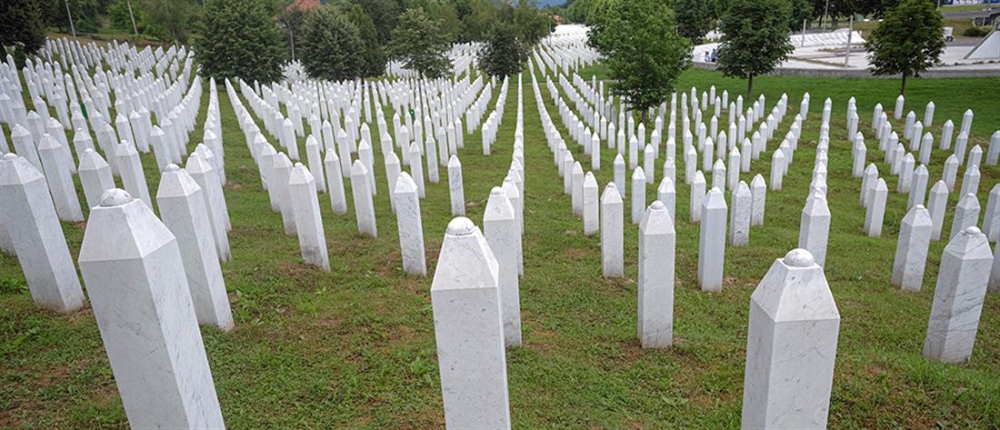 Σρεμπρένιτσα: Έθαψε γιο και σύζυγο 25 χρόνια μετά τη σφαγή (εικόνες)