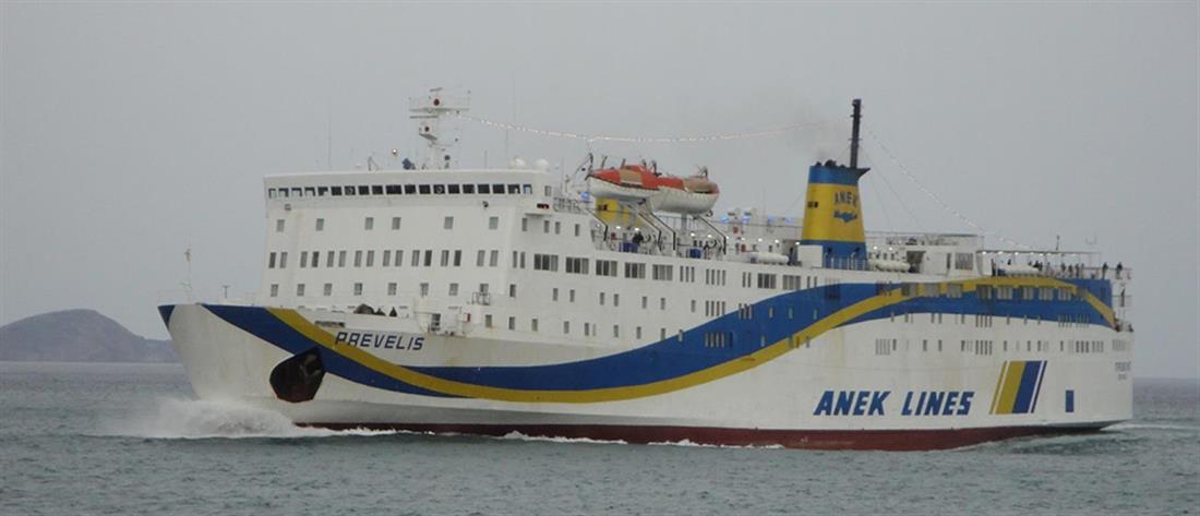 Πρόσκρουση επιβατηγού πλοίου στο λιμάνι της Κάσου
