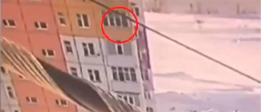 Έπεσε από τον 9ο όροφο και... σώθηκε (βίντεο)