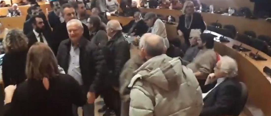 Αποδοκιμάστηκαν Νοτοπούλου - Παππάς στην συνεδρίαση για τον ΟΑΣΘ (βίντεο)
