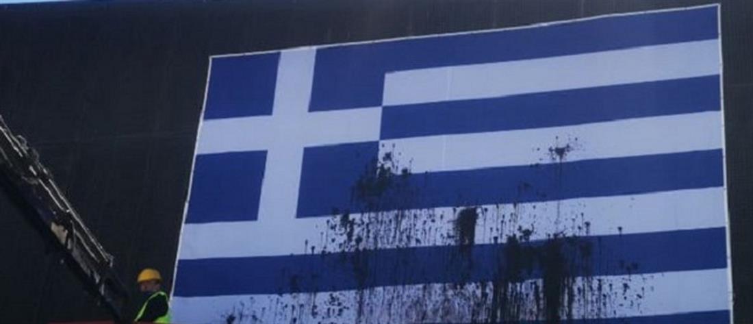Θεσσαλονίκη - ΔΕΘ: Κατέστρεψαν την ελληνική σημαία (βίντεο)
