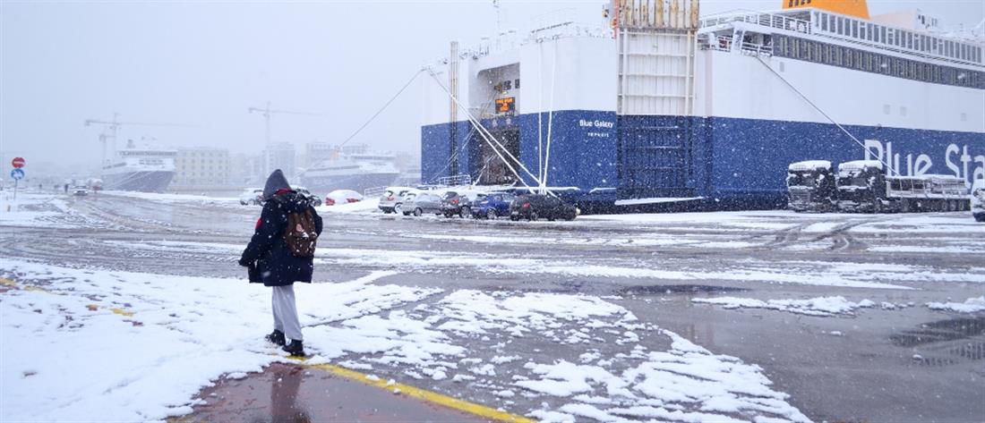 “Μήδεια” - Πειραιάς: το χιόνι κάλυψε τους καταπέλτες των πλοίων (εικόνες)