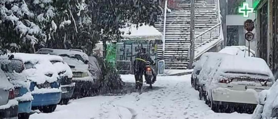 “Μήδεια”: Delivery μέσα στο χιόνι - Μεροκάματο τρόμου για τους διανομείς (εικόνες)