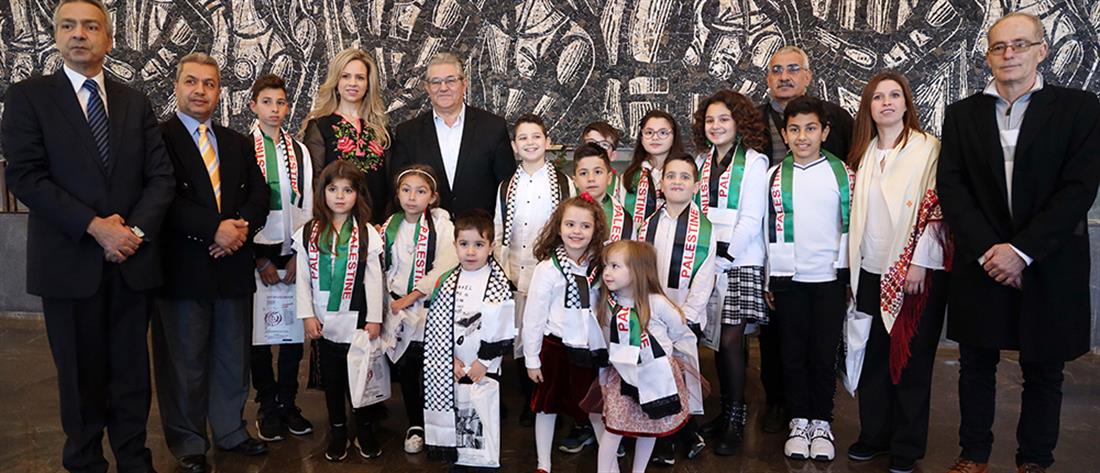 Κουτσούμπας: άκουσε τα κάλαντα από την παιδική χορωδία της Παλαιστινιακής Παροικίας στην Ελλάδα