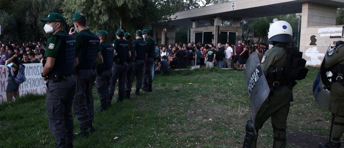 ΕΚΠΑ: Η Πανεπιστημιακή Αστυνομία φυγαδεύτηκε από τα ΜΑΤ (εικόνες)