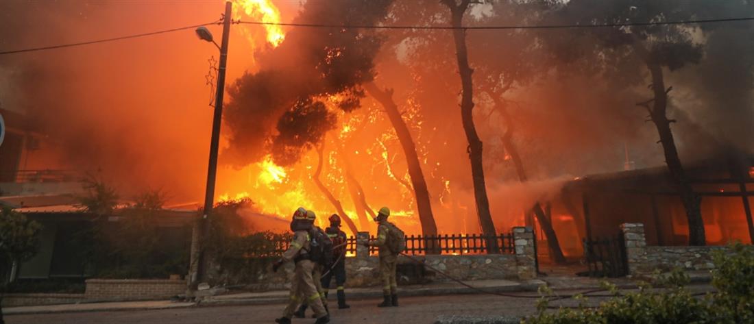 Φωτιά στην Βαρυμπόμπη: Εγκλωβισμένοι πολίτες και καμένα σπίτια (εικόνες)