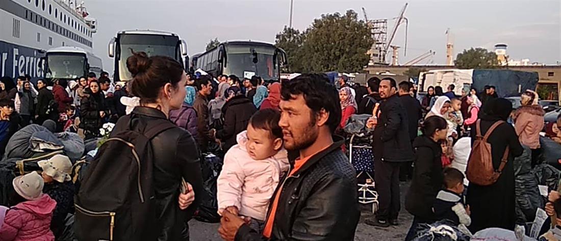 Εκατοντάδες πρόσφυγες και μετανάστες στον Πειραιά (βίντεο)