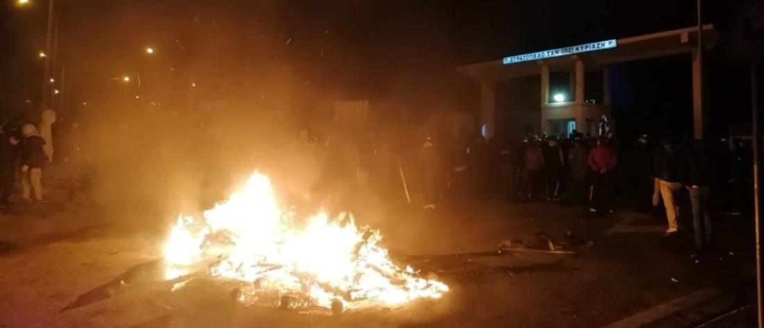 Λέσβος: πολίτες “πολιορκούν” τα ΜΑΤ στο στρατόπεδο της Παγανής (εικόνες)